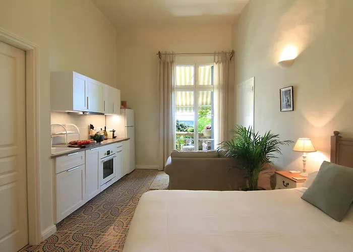 Cinq & Sept Гостевой дом Roujan