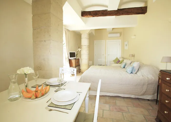 Cinq & Sept Гостевой дом Roujan